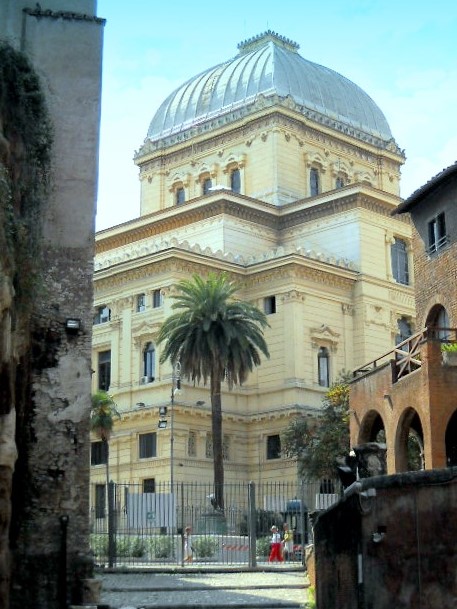 Roma_Rione_Sant_Angelo_Sinagoga_vista_dal_teatro_Marcello